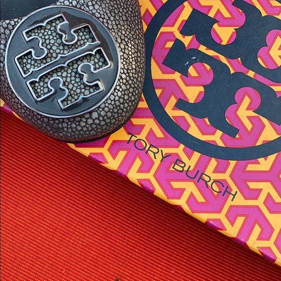 TORY BURCH REVA STINGRAY LEATHER SMOKE 044 - Picture 3 of 3